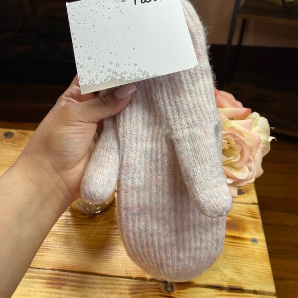 🎀I Am Brand CVS Knitting Mittens For Women🎀 - Picture 3 of 8